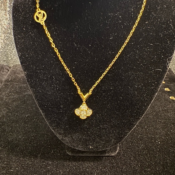 Louis Vuitton Monogram Clover Gold Pendant Necklace - Picture 1 of 4